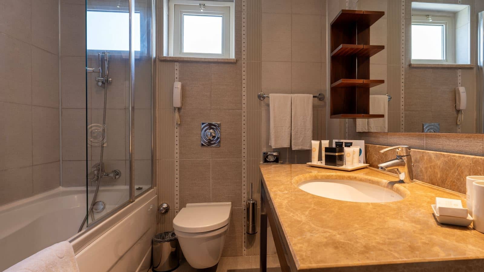 rooms-deluxe-room