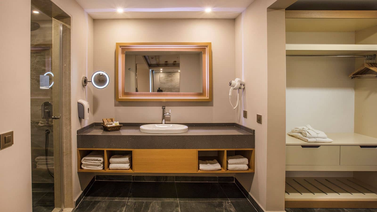 rooms-honeymoon-suite