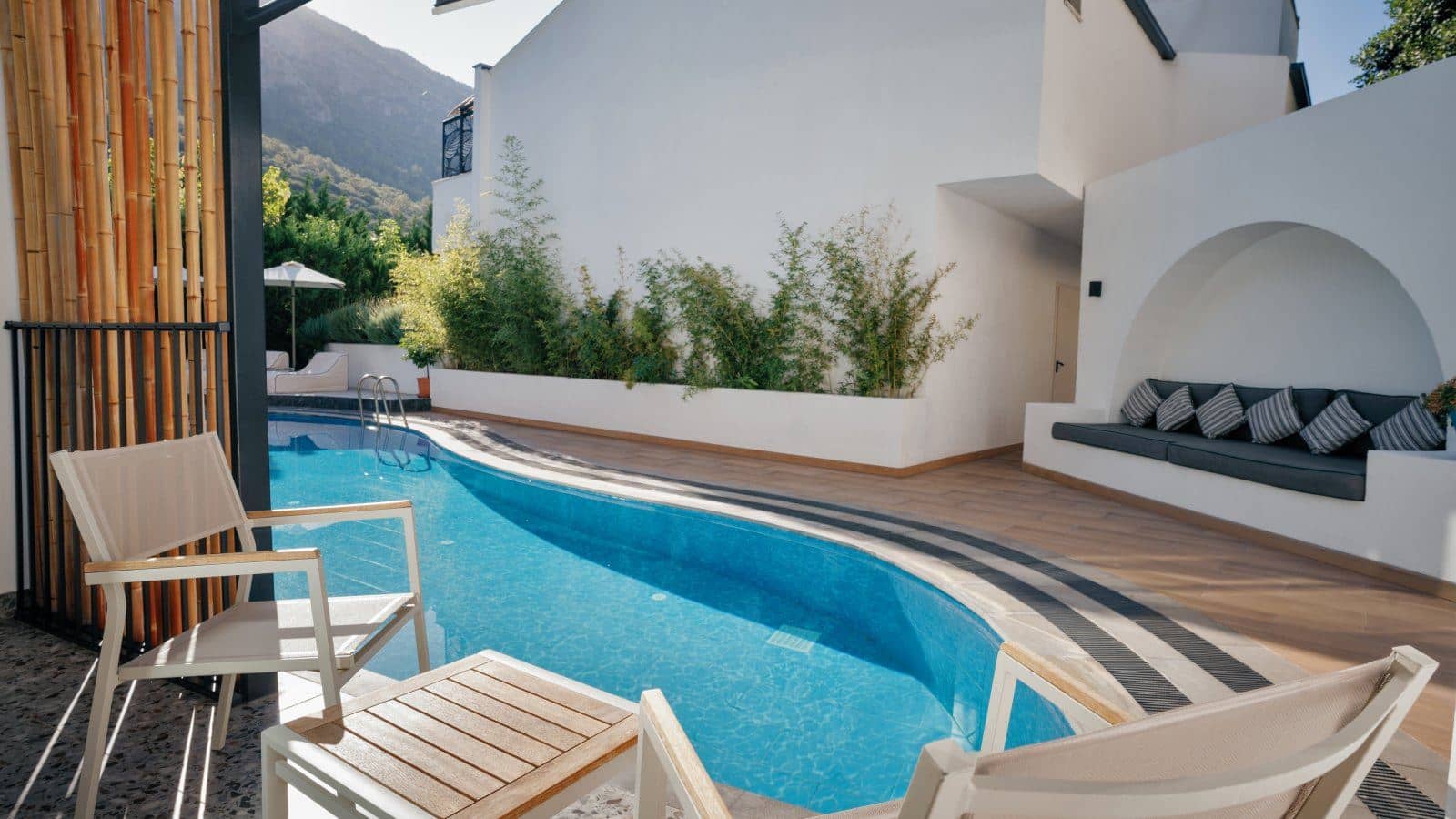 rooms-swim-up-room-with-sharing-pool