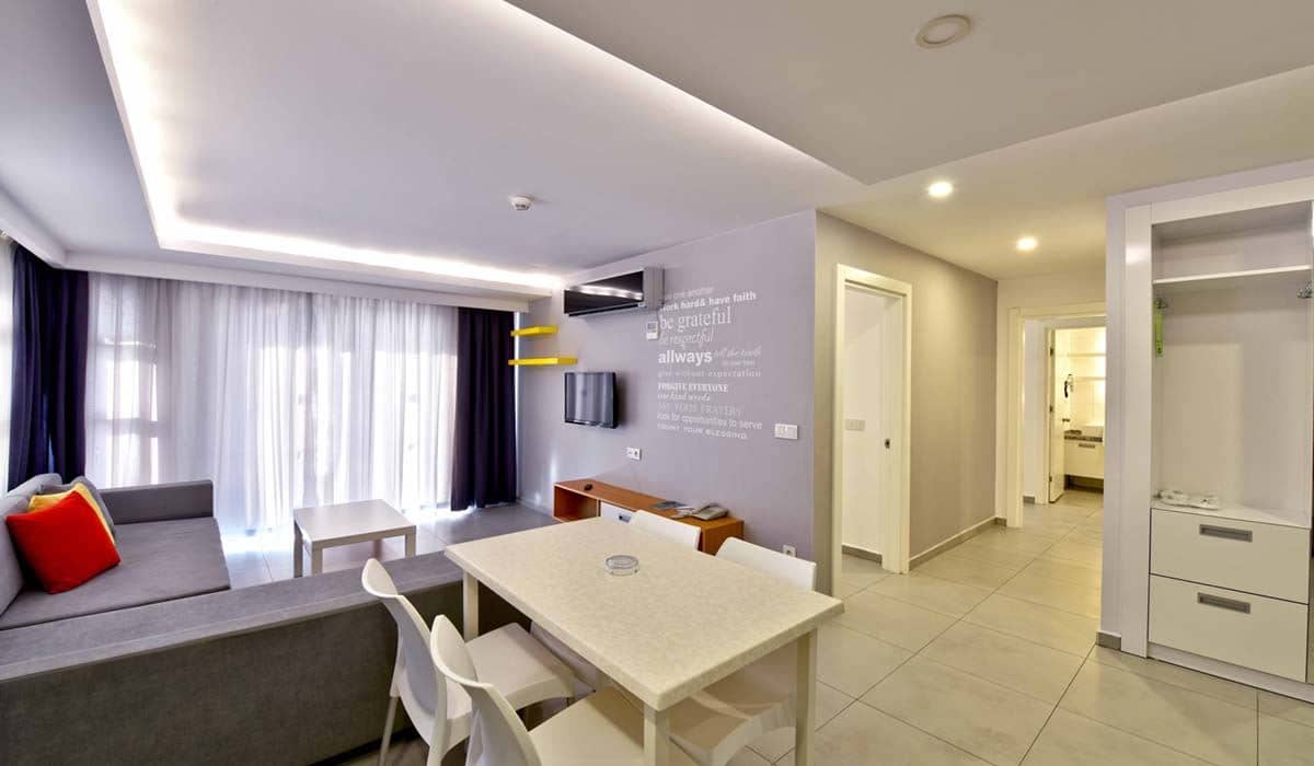 rooms-suit-family-room-with-2-bedroom