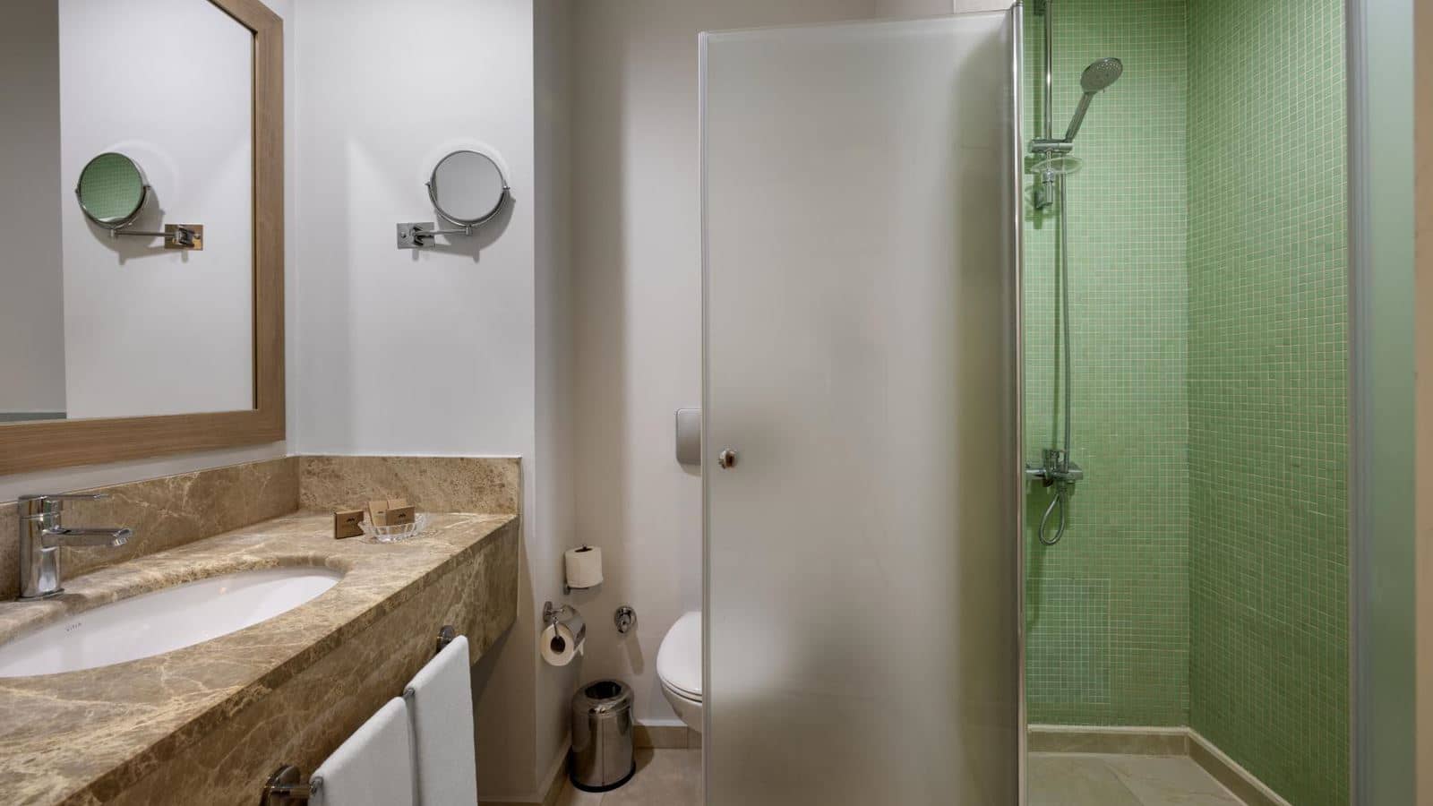 rooms-hotel-standard-room-lake-view