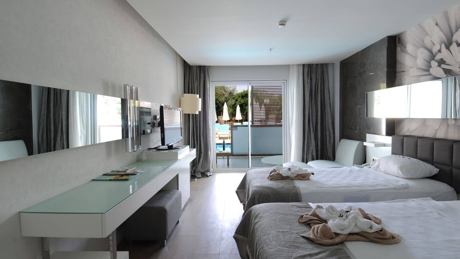 rooms-swim-up-room