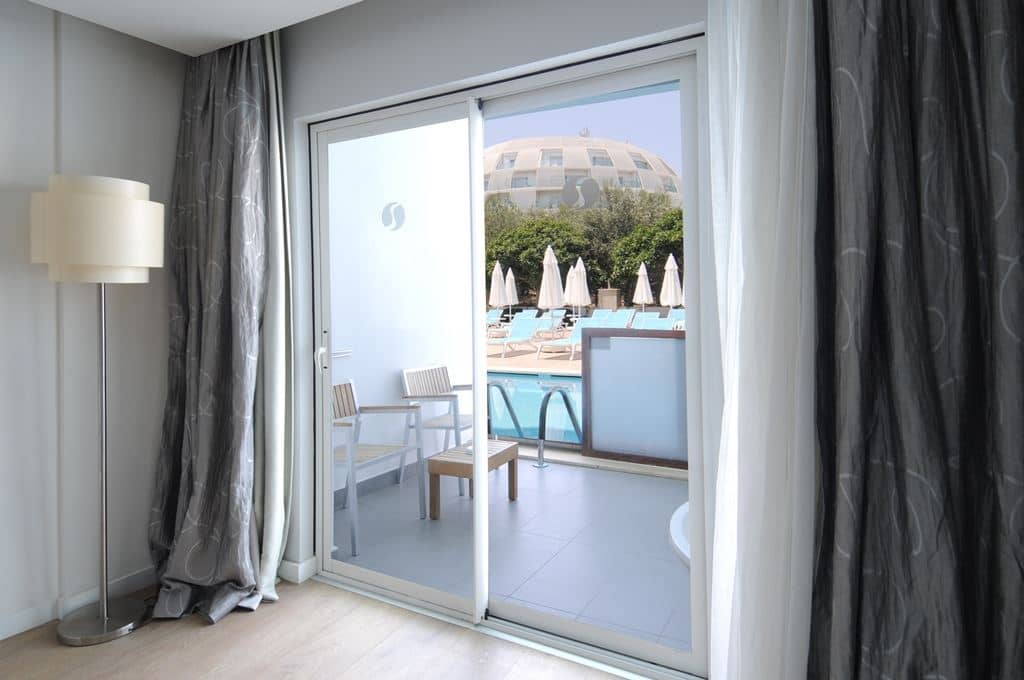 rooms-swim-up-room