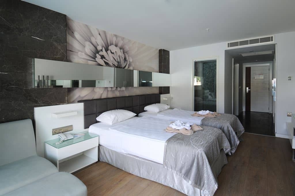 rooms-swim-up-room