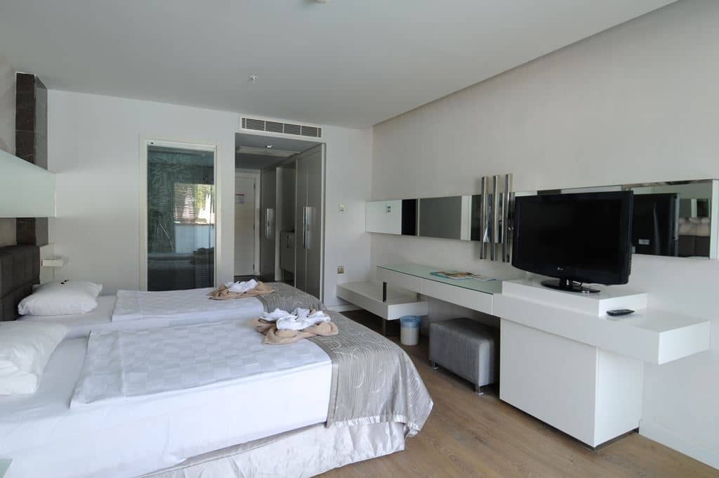 rooms-swim-up-room