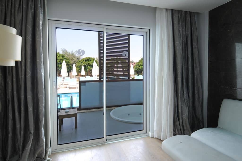rooms-swim-up-room