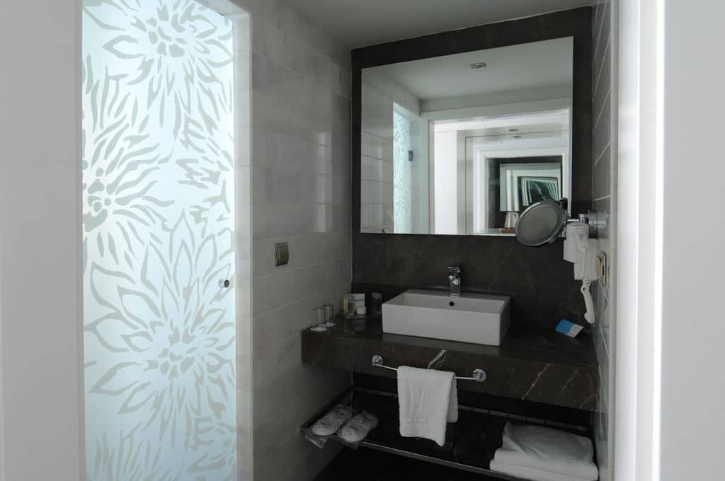 rooms-swim-up-room