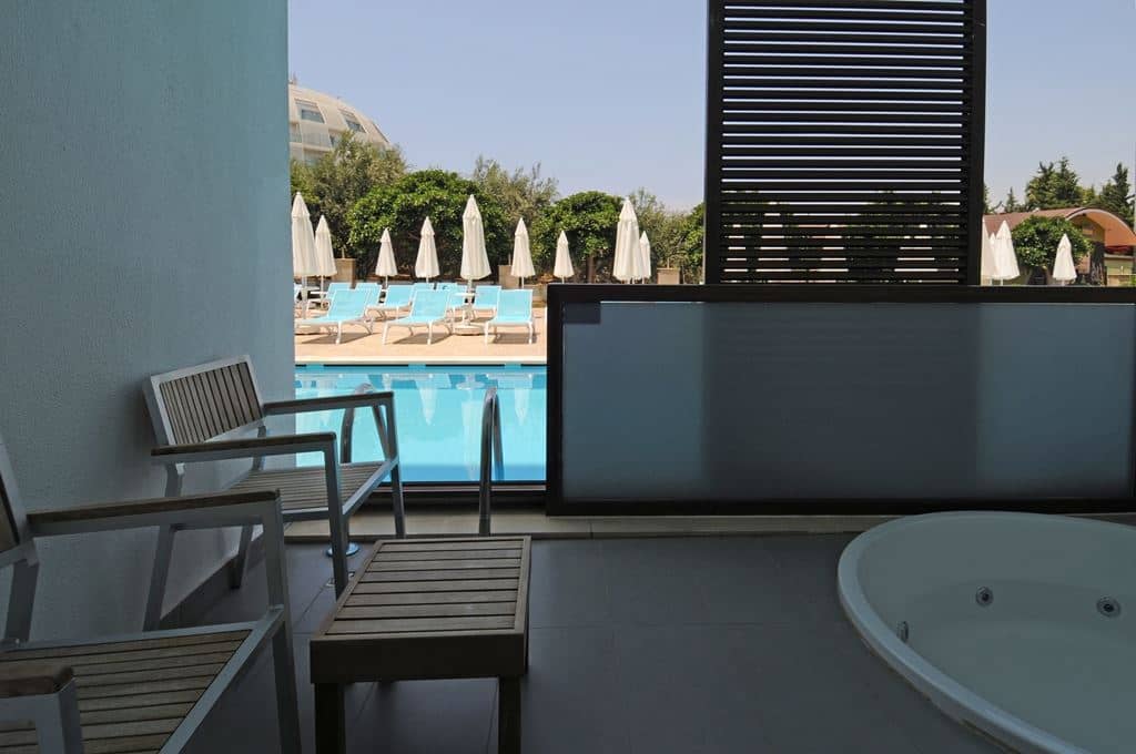 rooms-swim-up-room