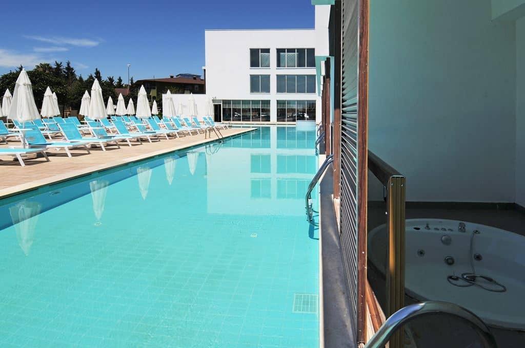 rooms-swim-up-room