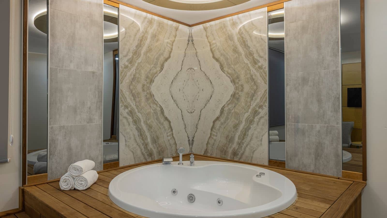 rooms-suit-room