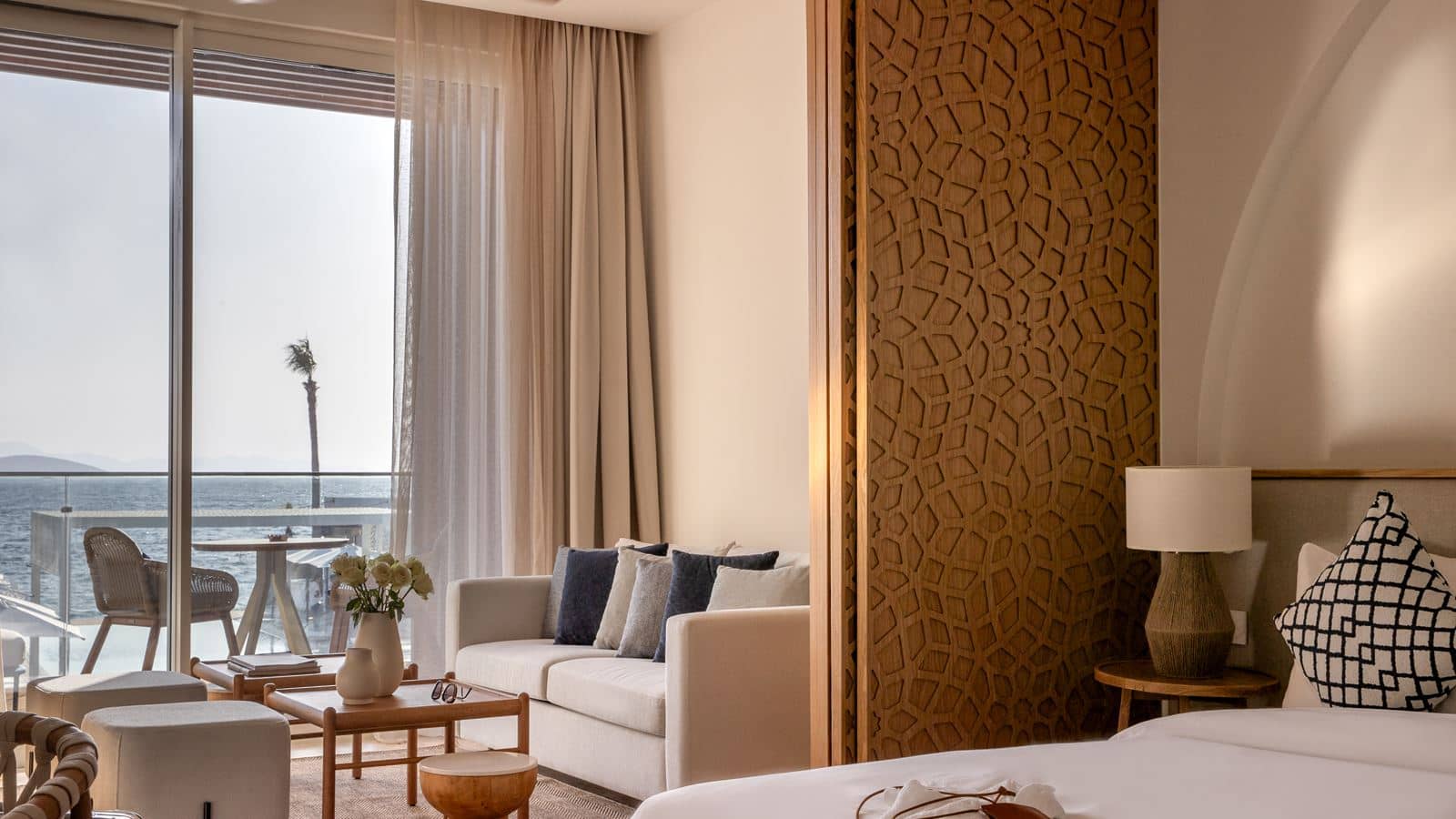rooms-sea-view-king-room