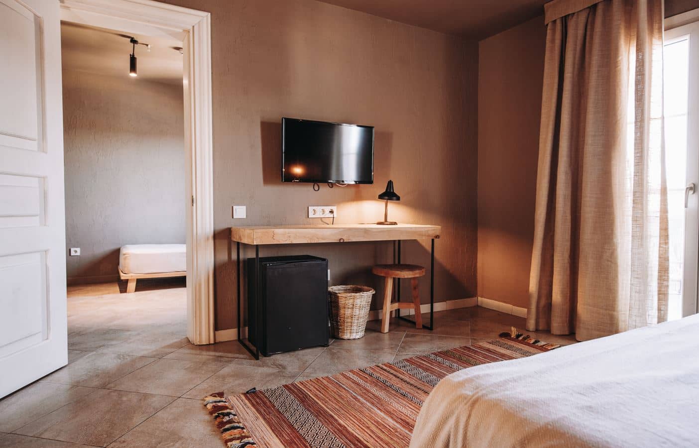 rooms-club-room-sidesea-view