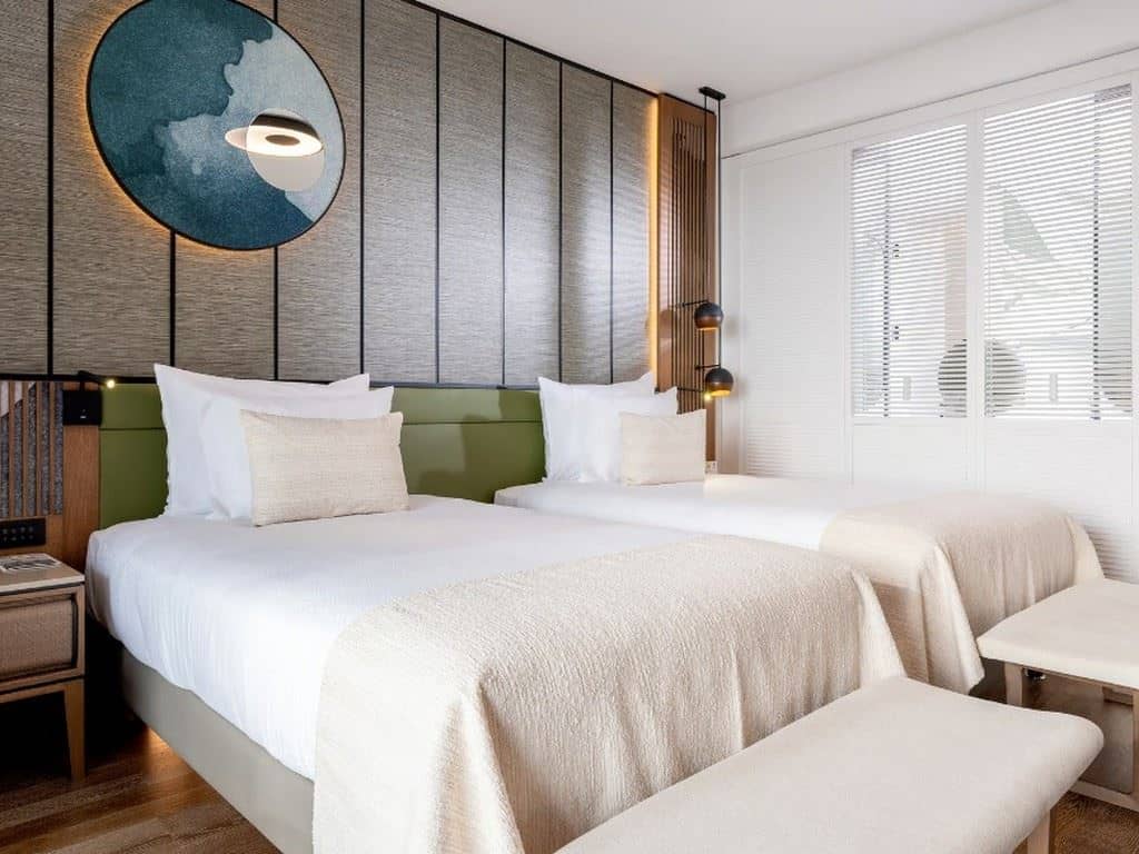 rooms-deluxe-family-room-adventure-park-view-family-zone-