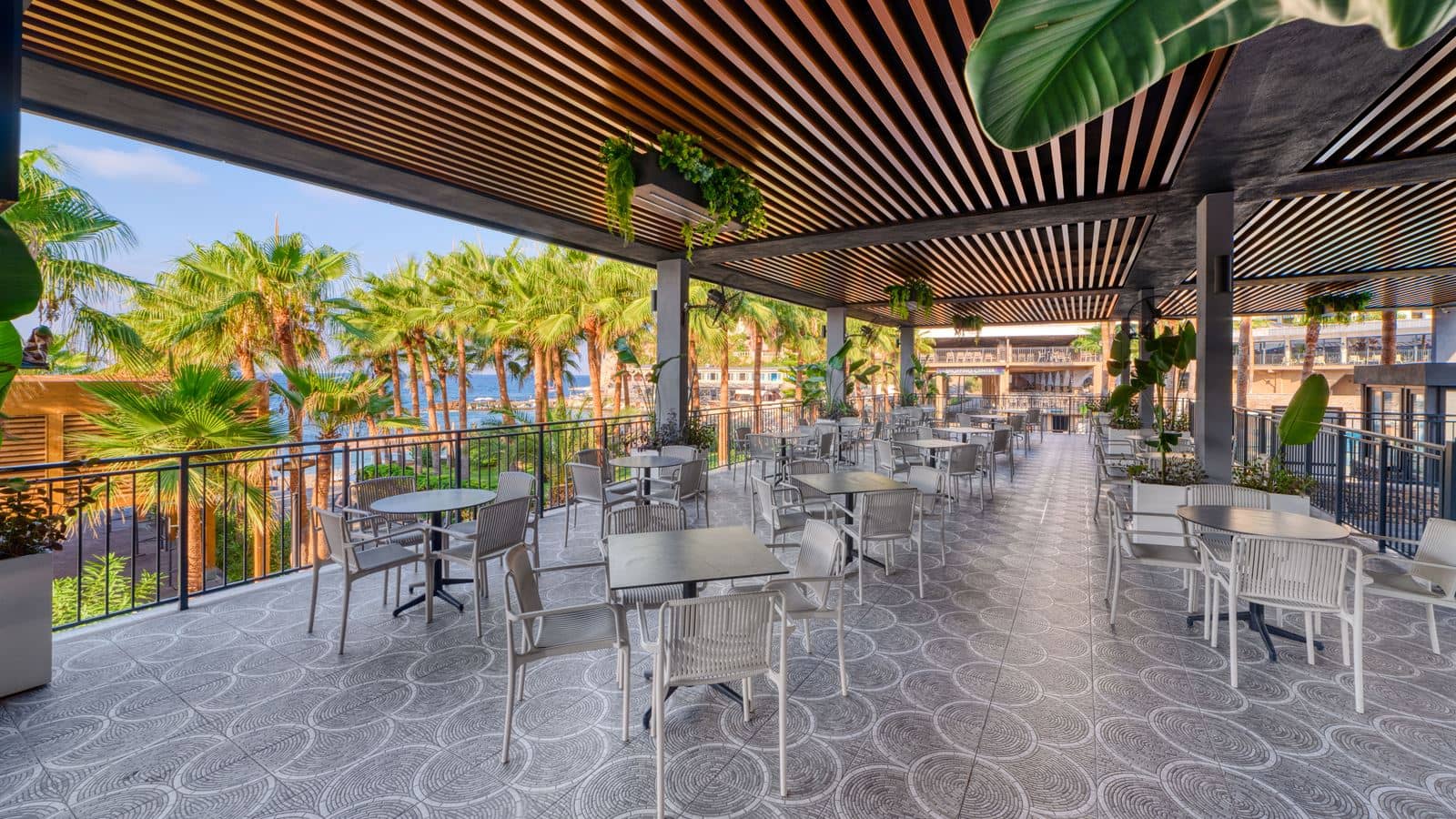 bars-enjoy-pool-bar