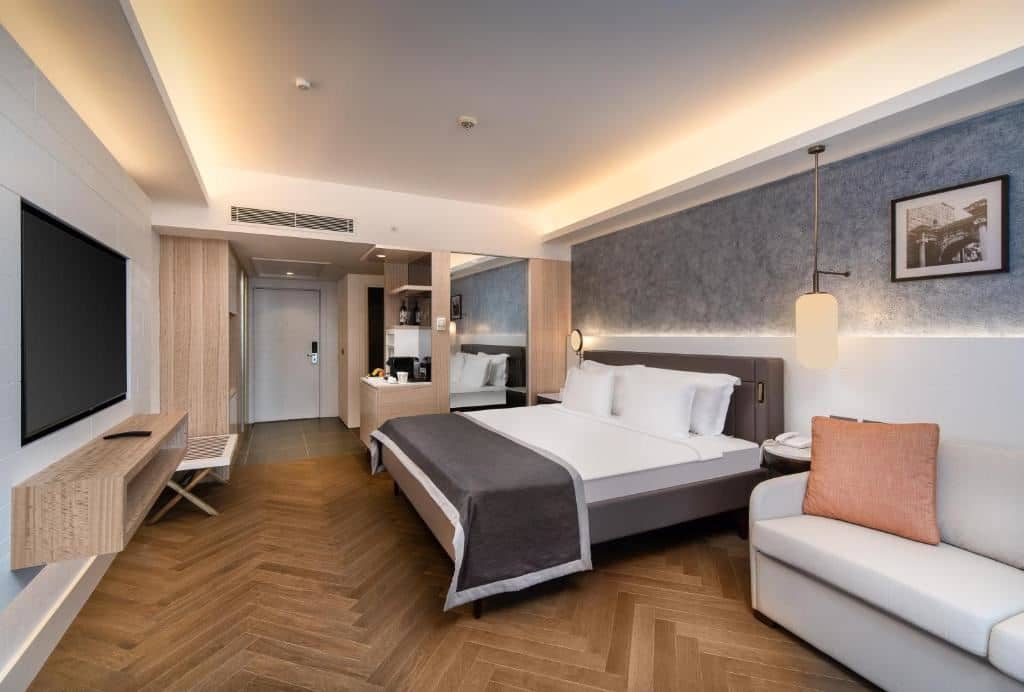 rooms-deluxe-room-side-sea-view-and-pool-view