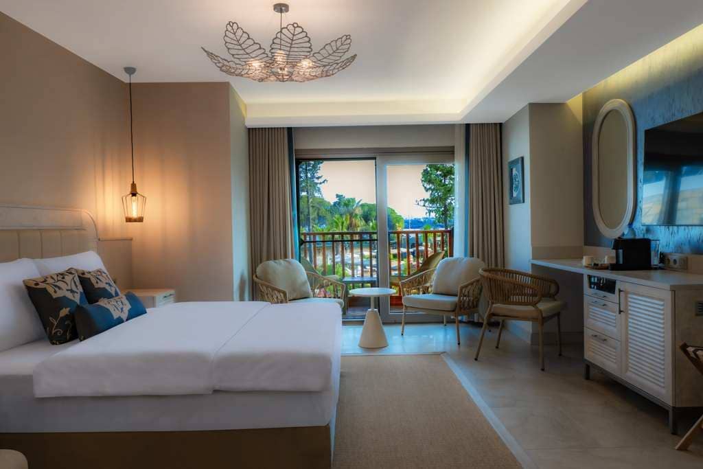 rooms-deluxe-room-partial-sea--pool-view