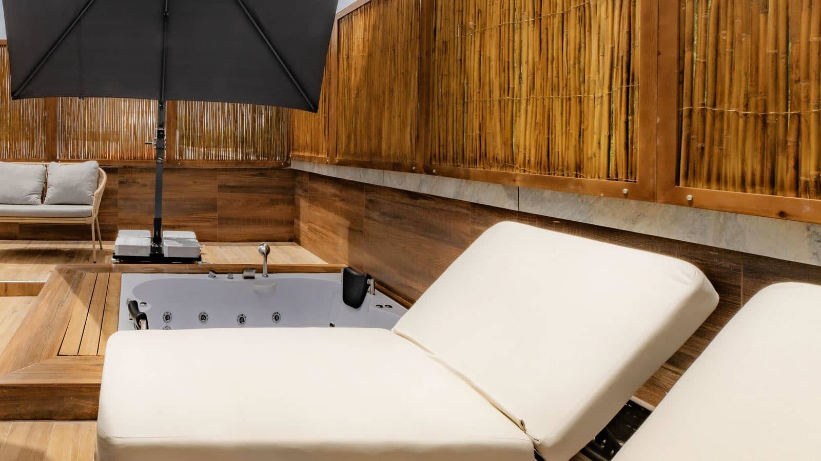 rooms-junior-suite-private-terrace-with-jacuzzi