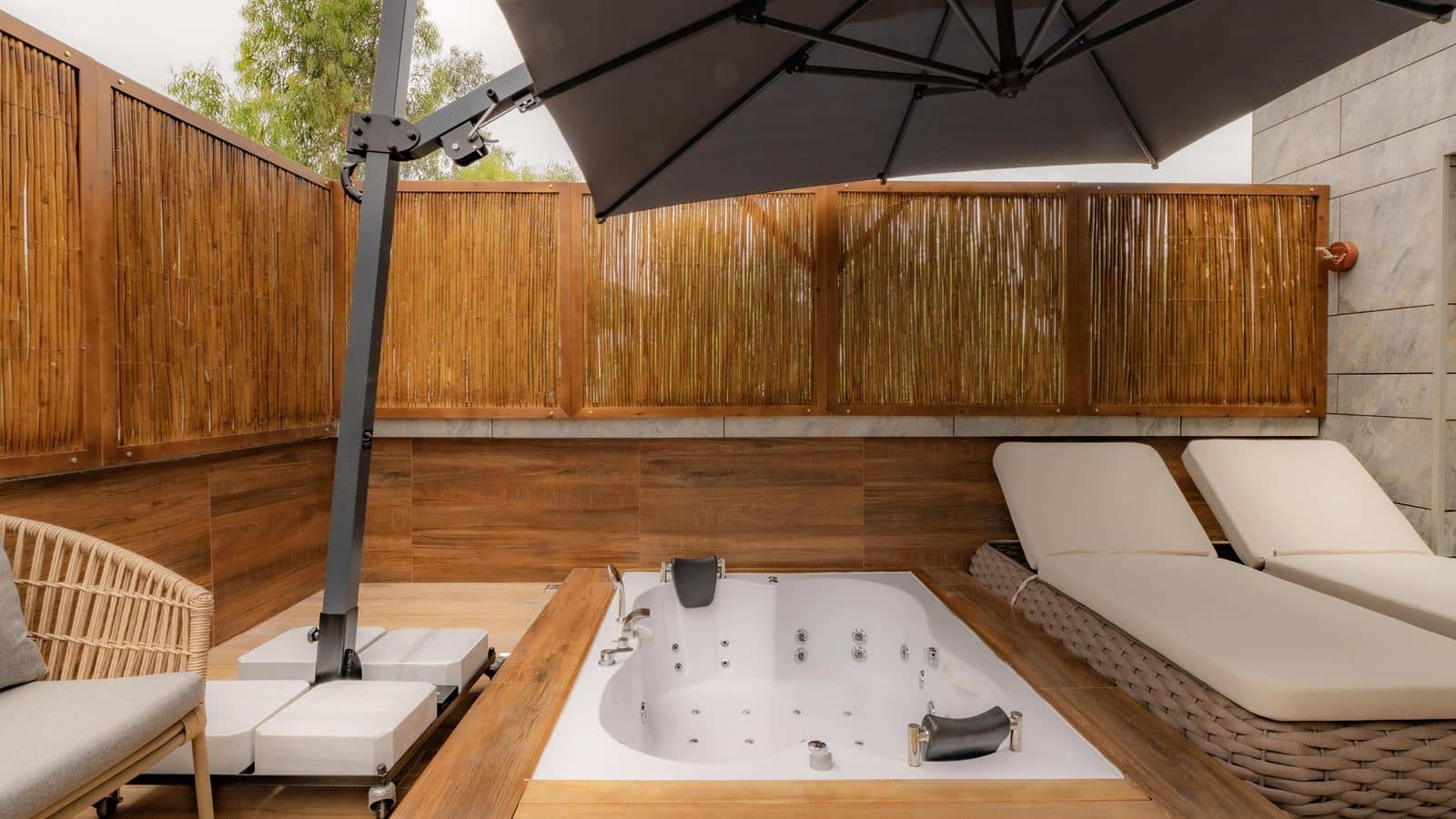 rooms-junior-suite-private-terrace-with-jacuzzi