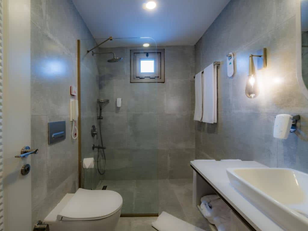 rooms-deluxe-room-land-view