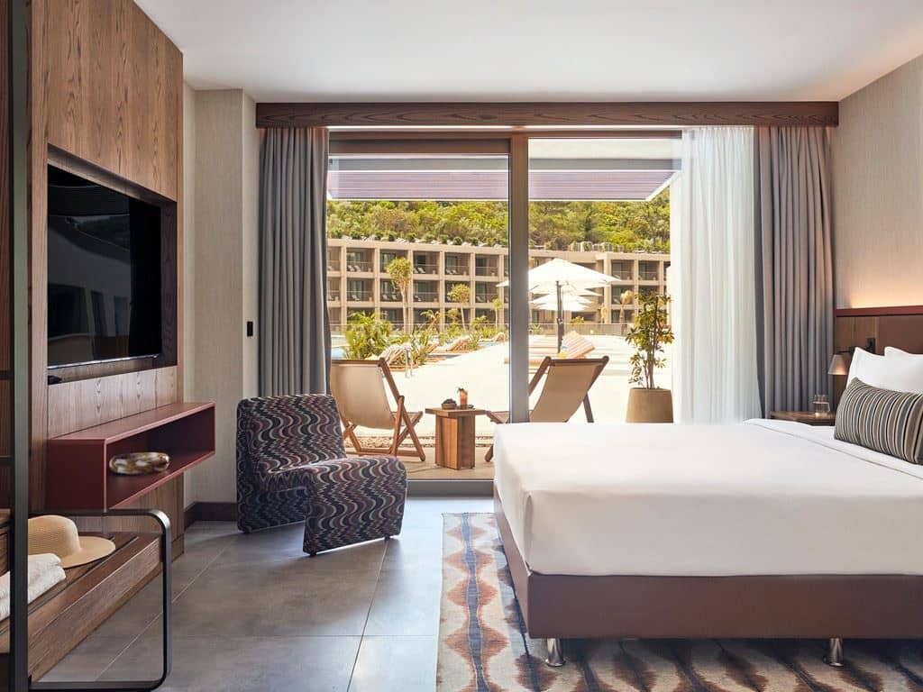 rooms-all-access-with-pool-view