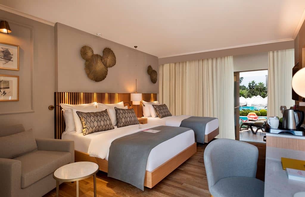 rooms-deluxe-room-swim-up