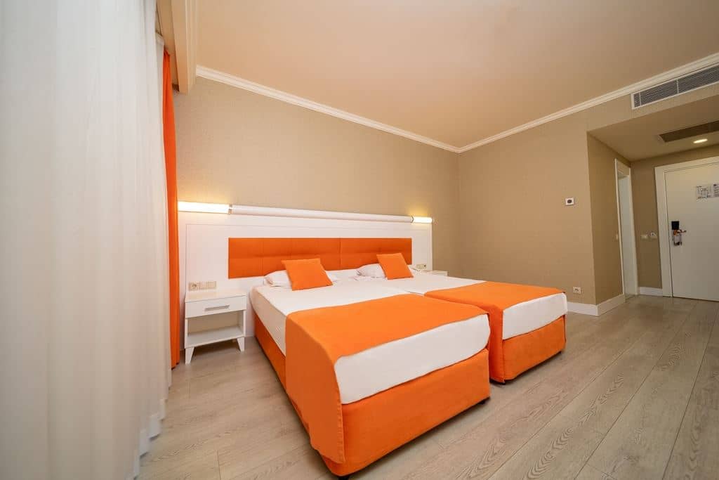 rooms-villalake-standard-room-garden-view