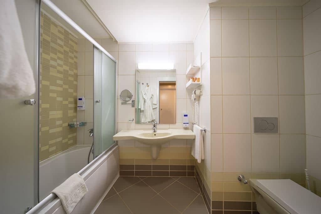 rooms-villalake-standard-room-pool-view