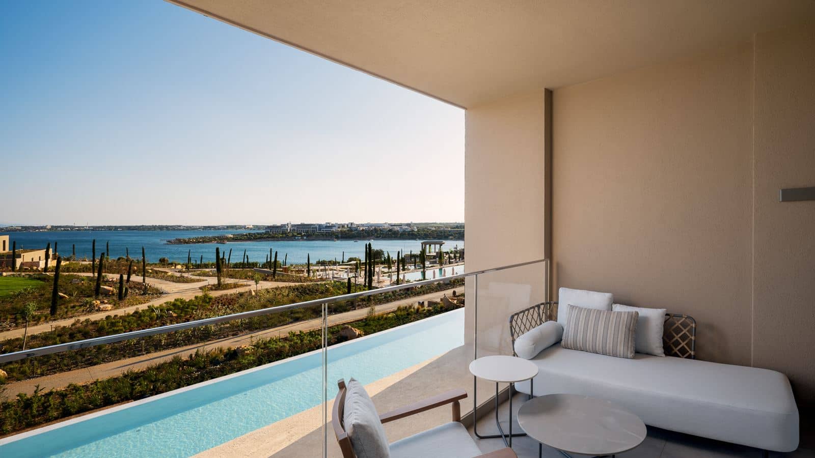 rooms-family-deluxe-suite-sea-view