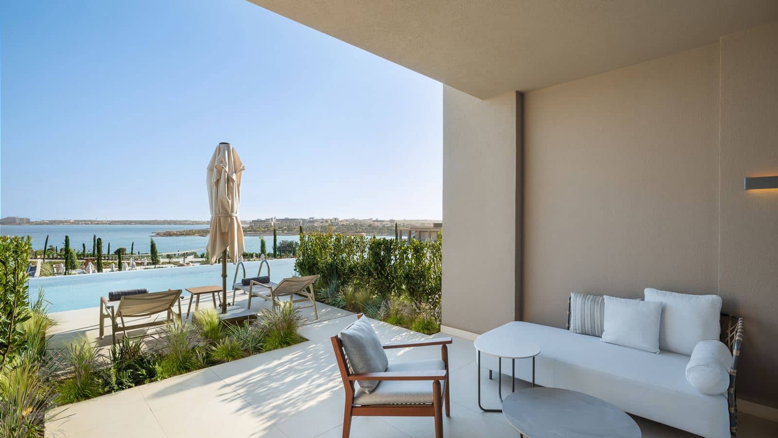 rooms-family-deluxe-suite-swimup-sea-view