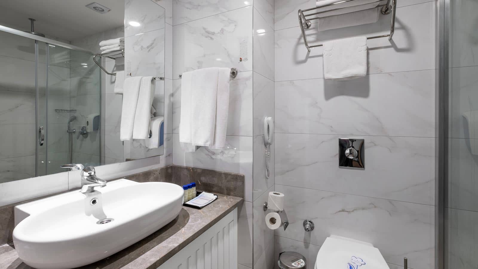 rooms-superior-room-land-view