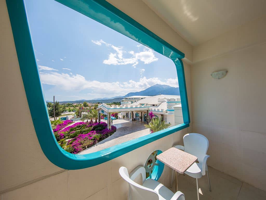 rooms-coral-room