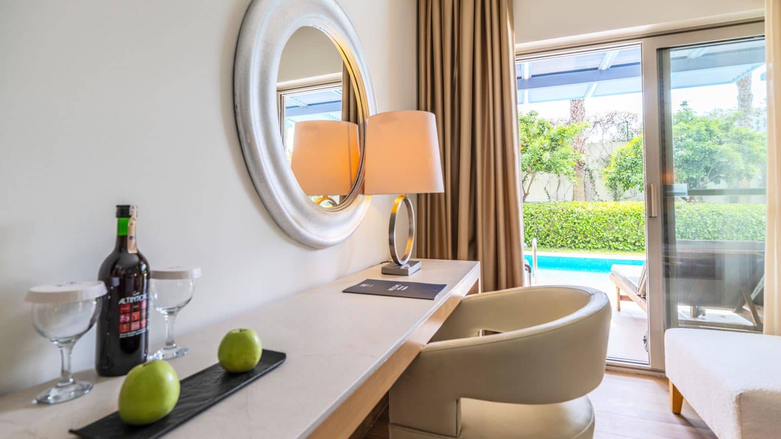 rooms-swim-up-room