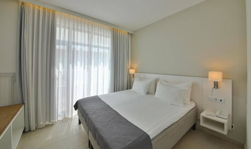 rooms-1-bedroom-standard-apartment-balcony-or-terrace