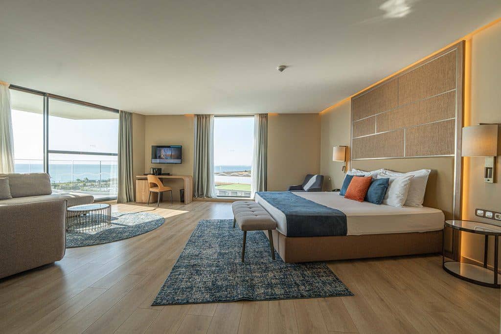 rooms-corner-juniorsuite-seaview-balcony-or-terrace