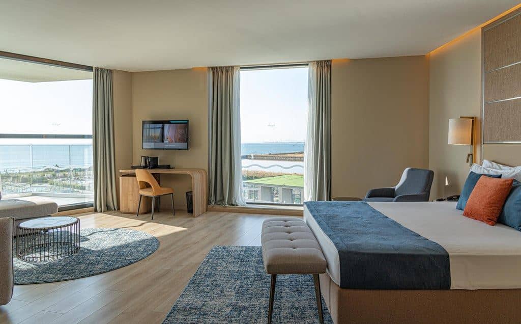 rooms-corner-juniorsuite-seaview-balcony-or-terrace