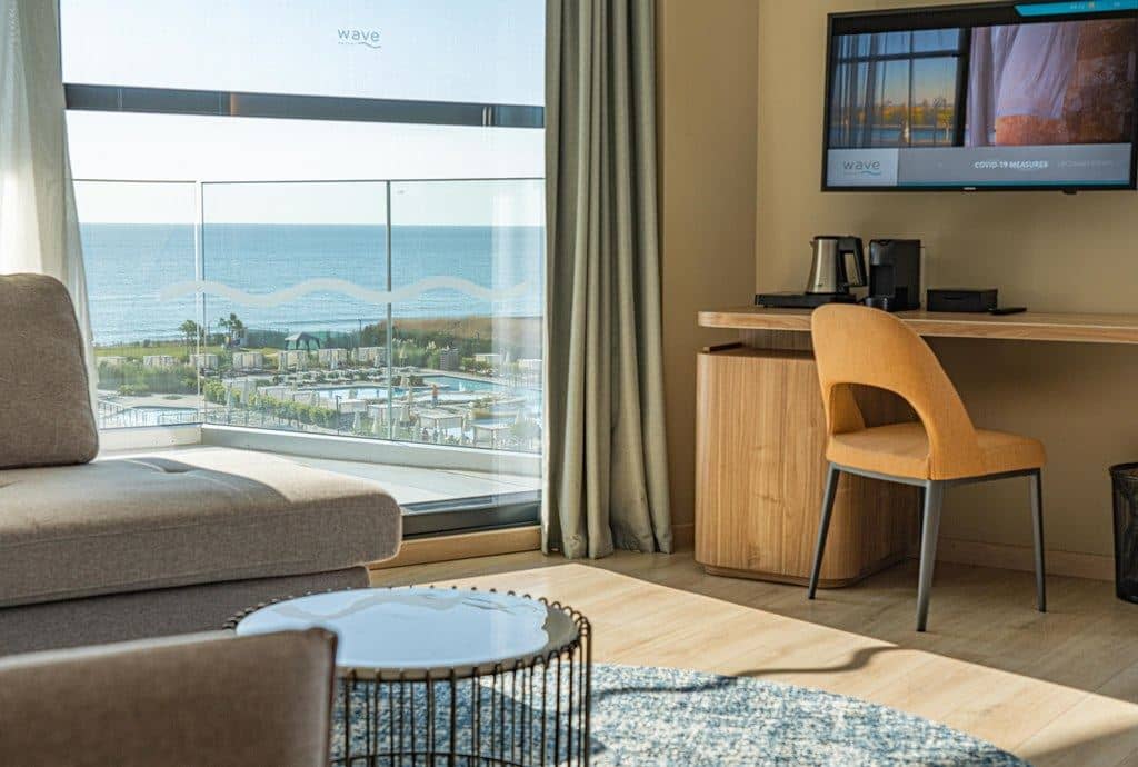 rooms-corner-juniorsuite-seaview-balcony-or-terrace