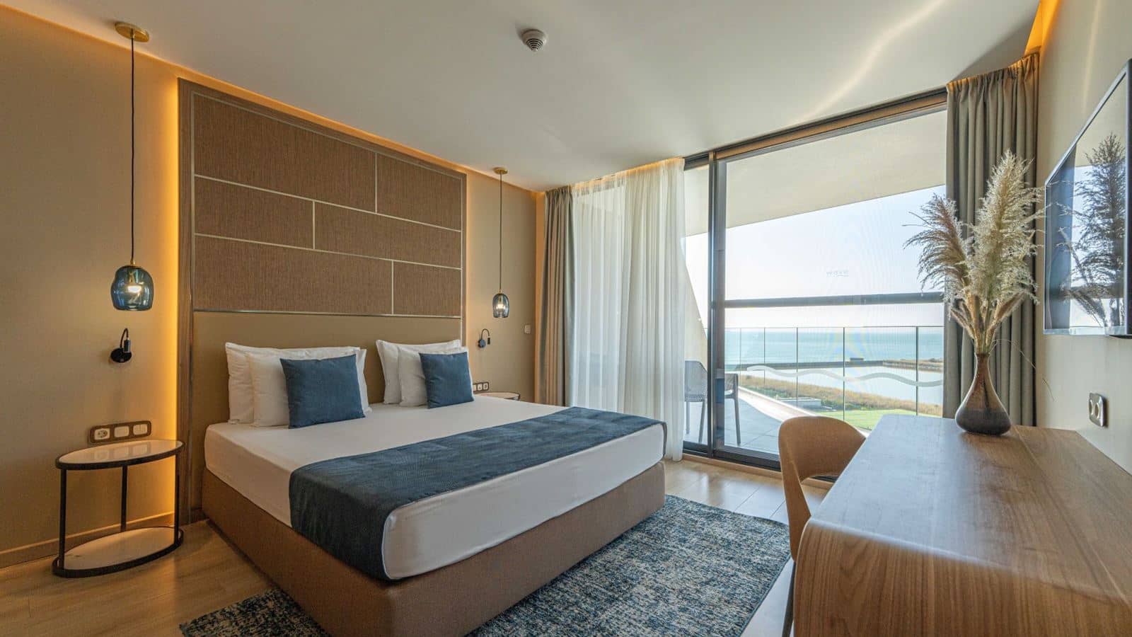 rooms-standard-family-room--lateralsea-view-balcony-or-terrace-