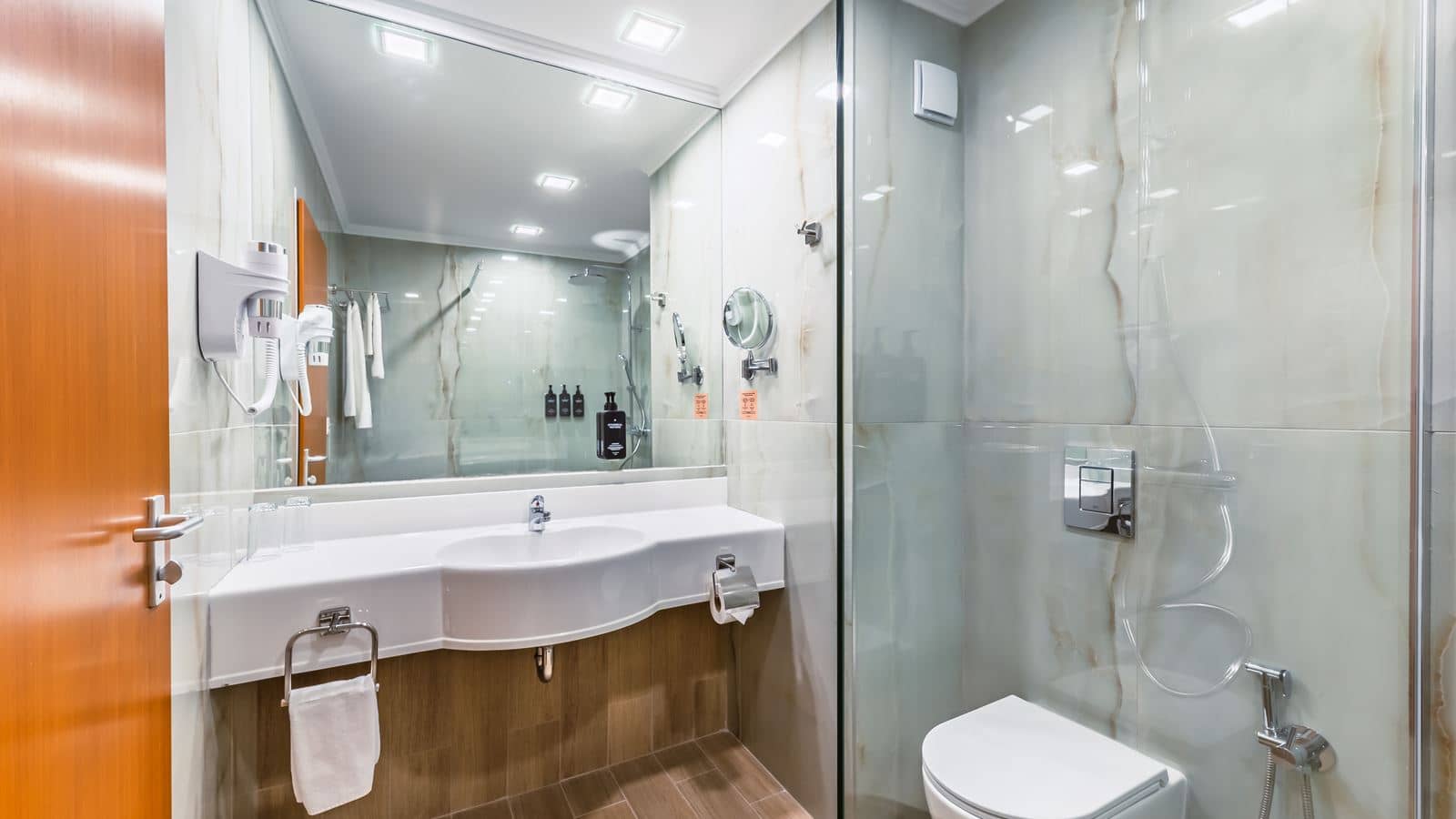 rooms-deluxe-room-side-sea-view