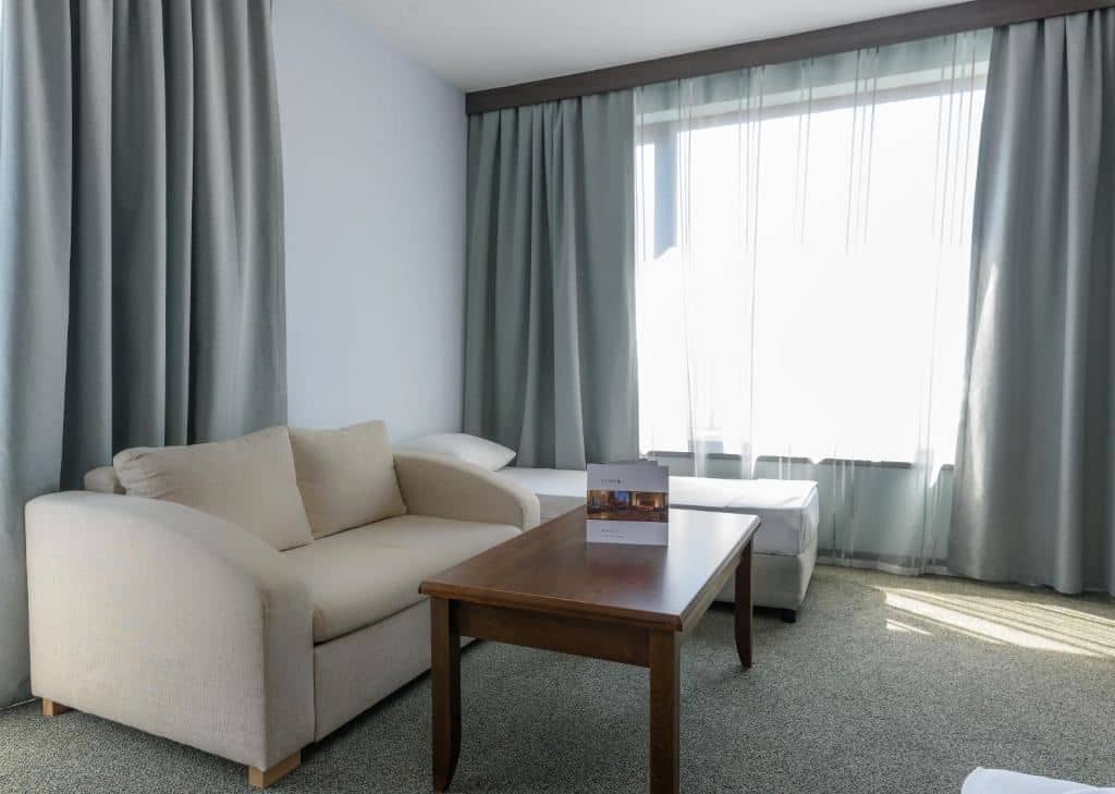 rooms-standard-familyroom-balcony
