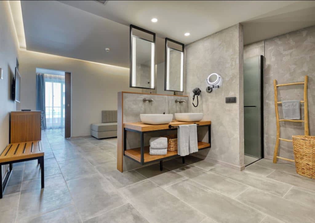 rooms-family-room-side-sea-view