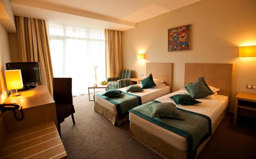 rooms-twin-standard-familyroom-balcony