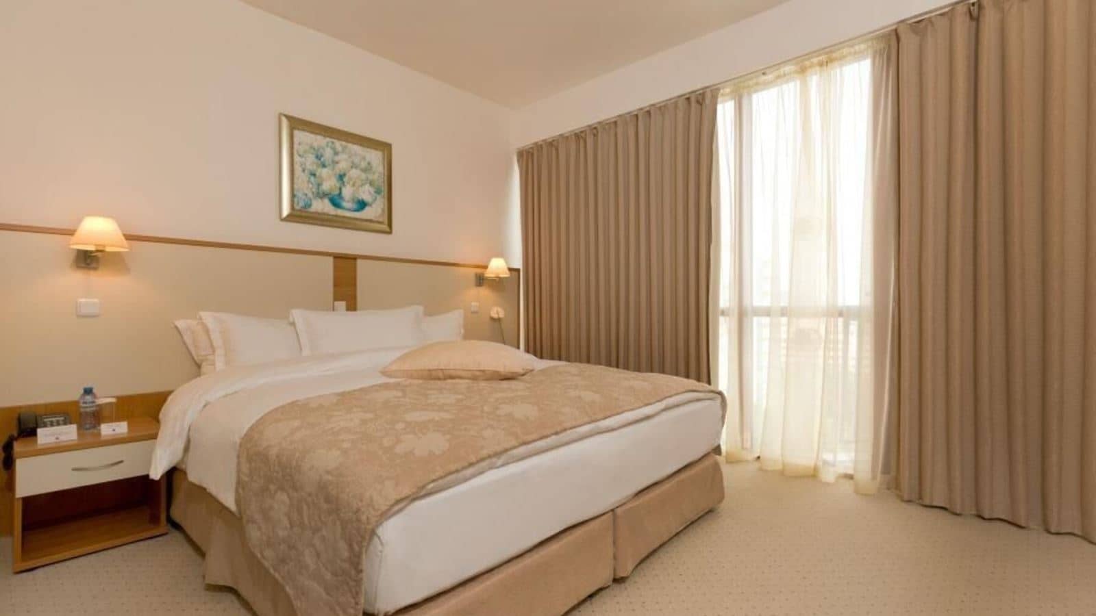 rooms-one-bedroom-suite-pool-view