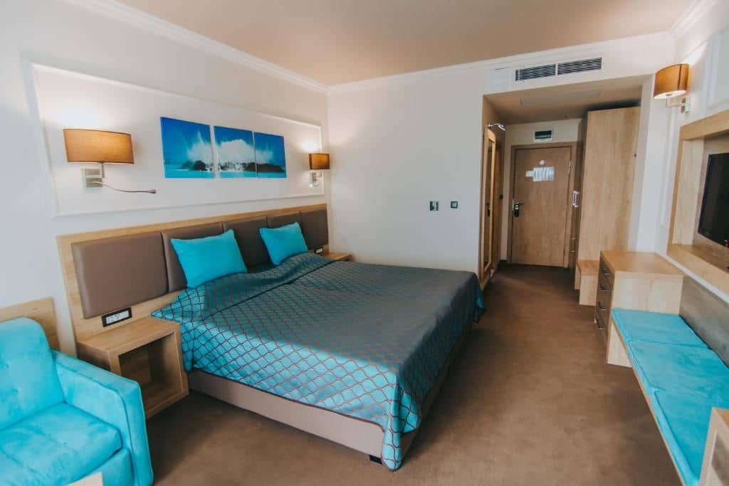 rooms-standard-room-streetview-balcony-economy