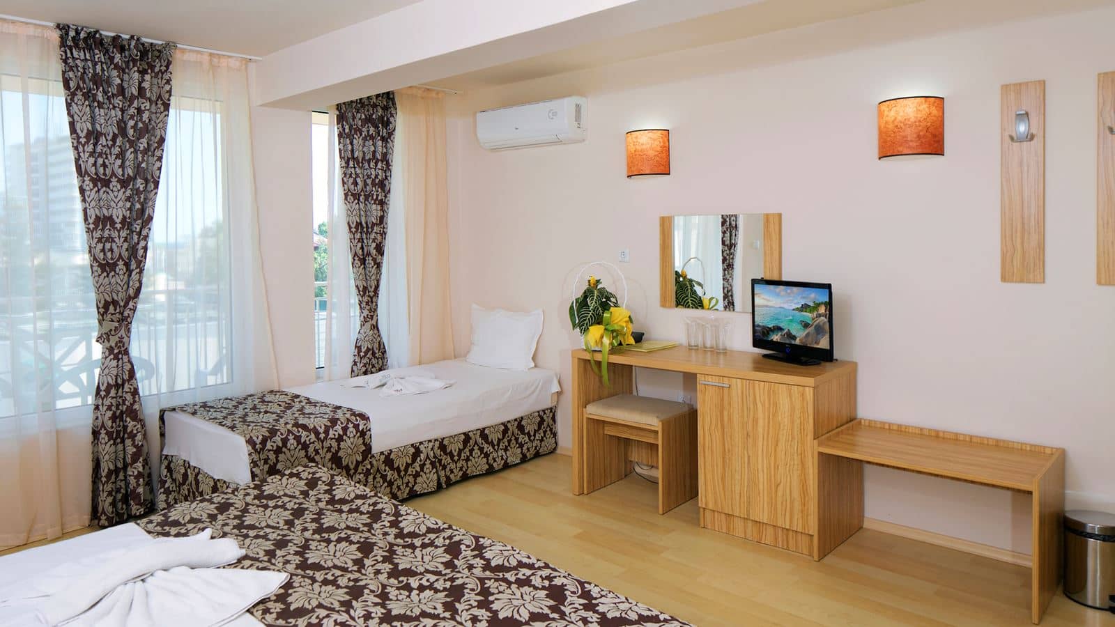 rooms-triple-standard-room-balcony-or-terrace