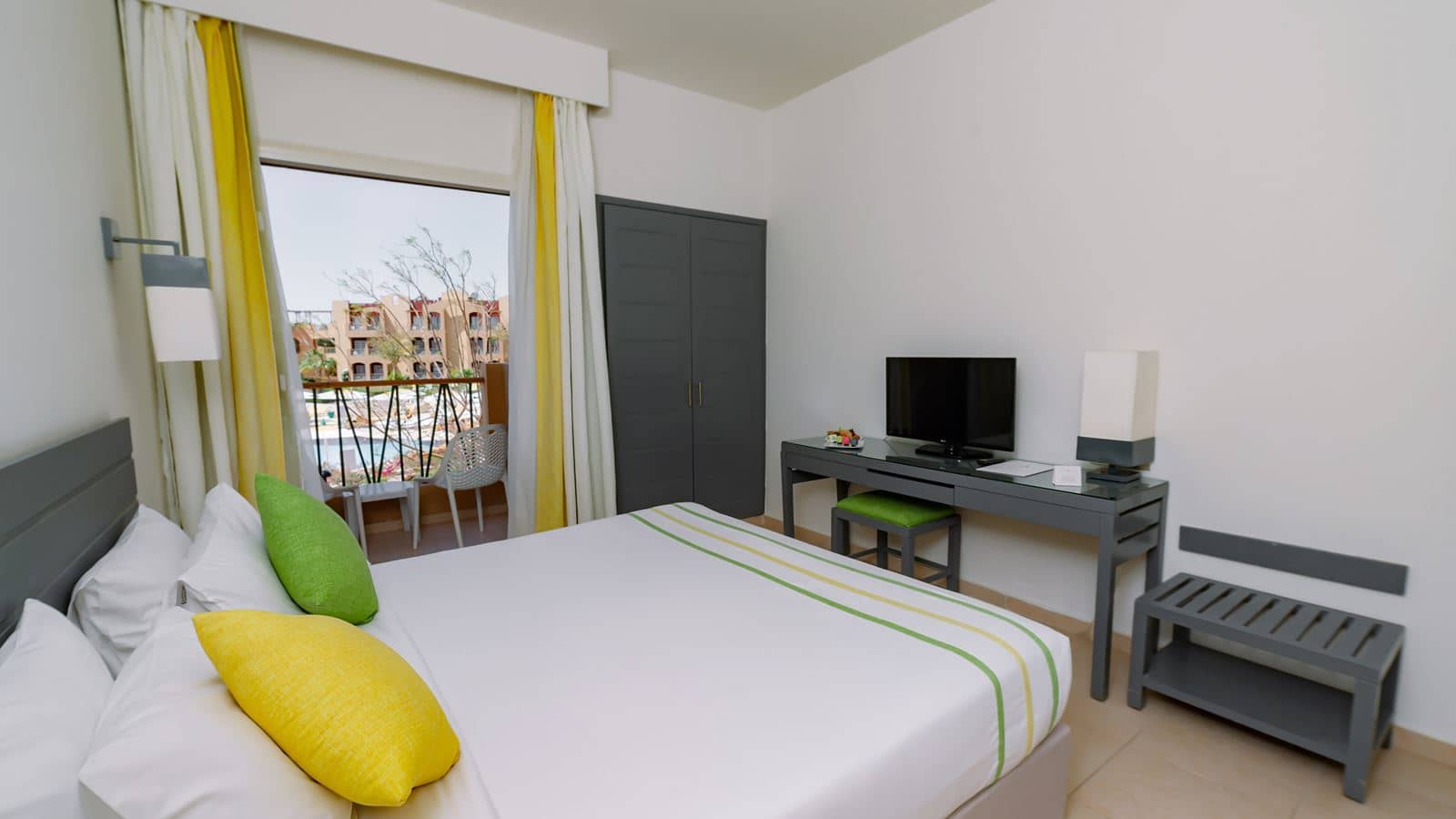 rooms-superior-room-pool-view