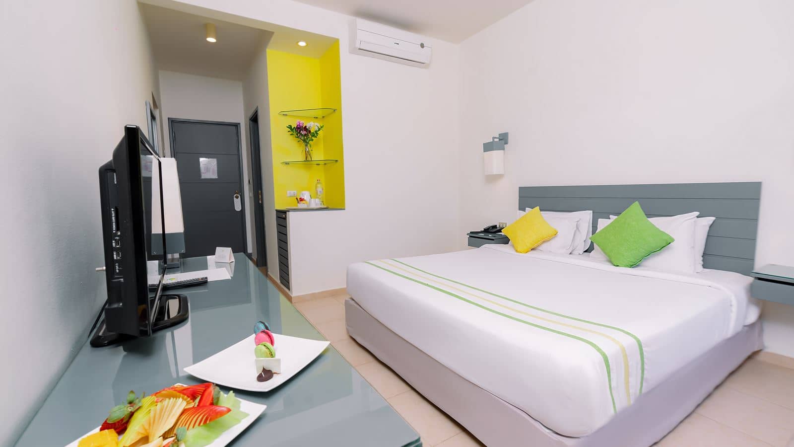 rooms-suite-pool-view