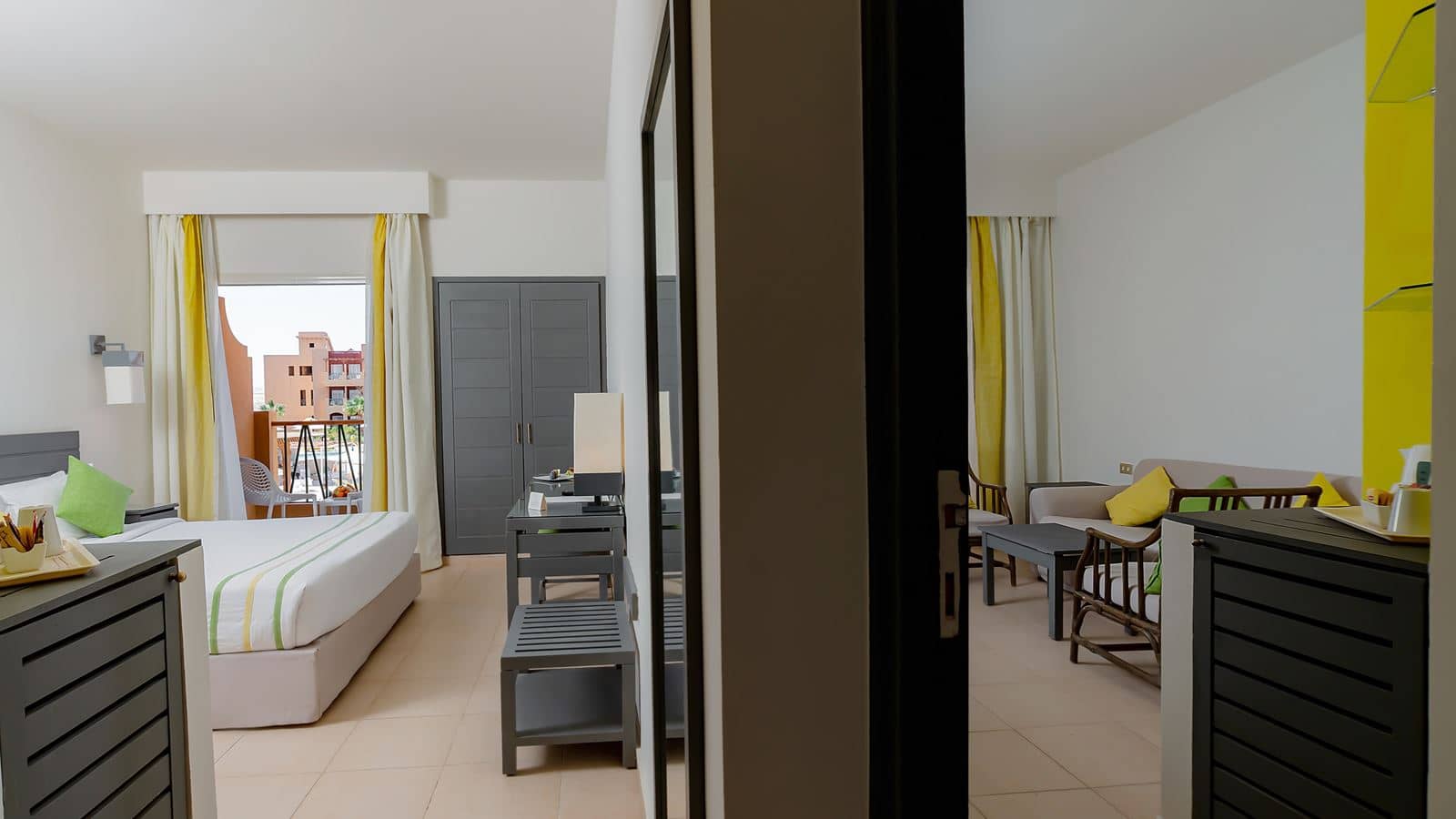 rooms-suite-pool-view