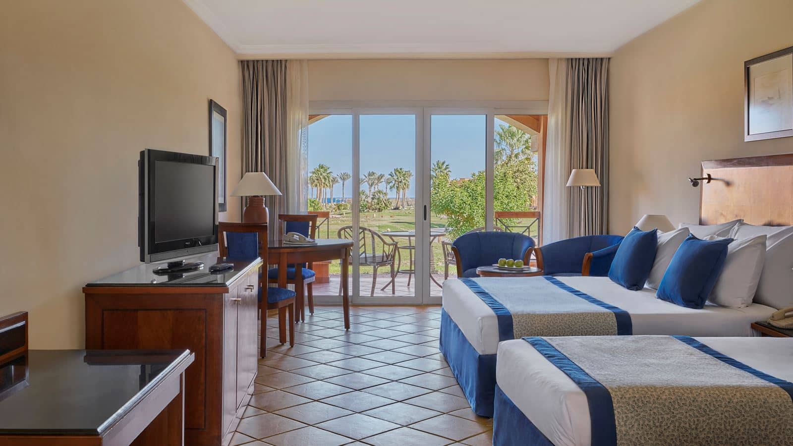 rooms-family--room--garden-view