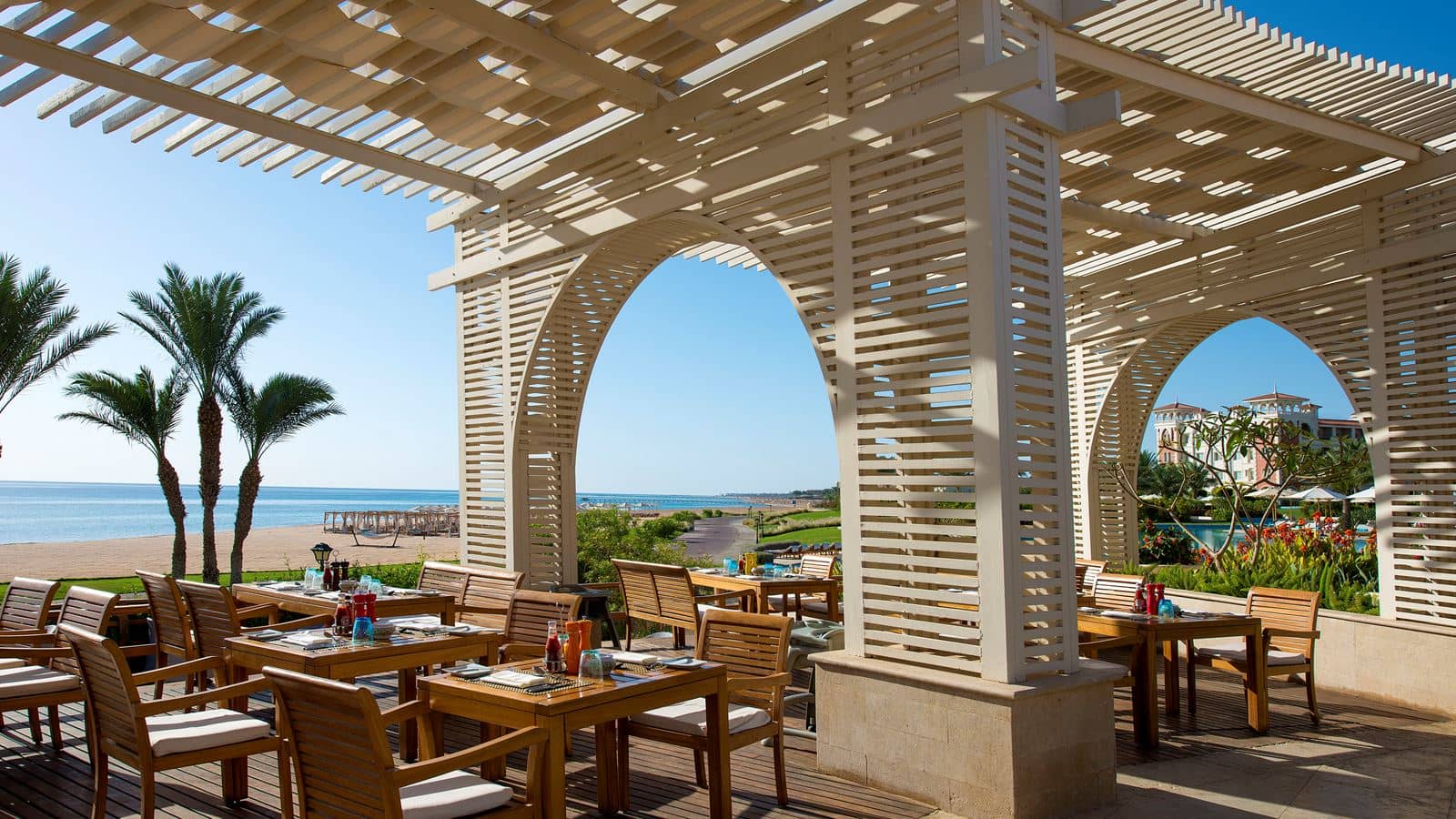 restaurants-infinity-pool-bbq-restaurant