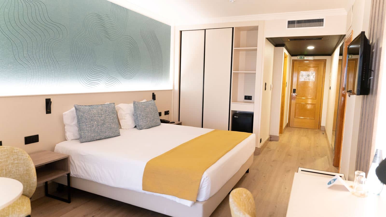 rooms-family-room-balcony-or-terrace-fam